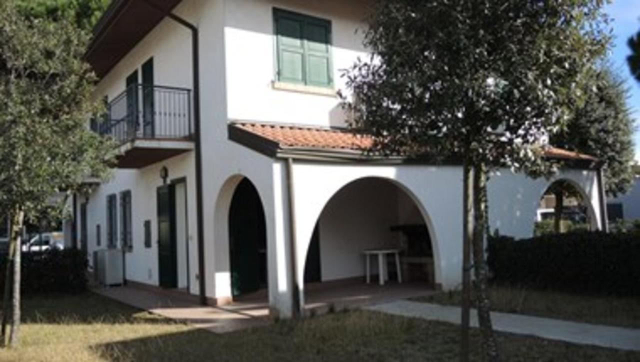 Amazing Villa With Private Garden In Бибионе Екстериор снимка